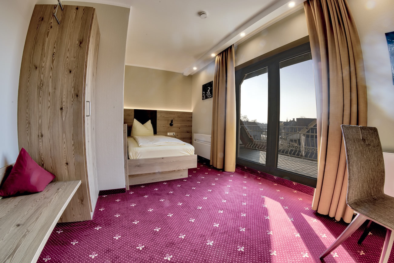 Hotel Zur Schmiede - Zimmer Einzelzimmer mit grossem Fenster